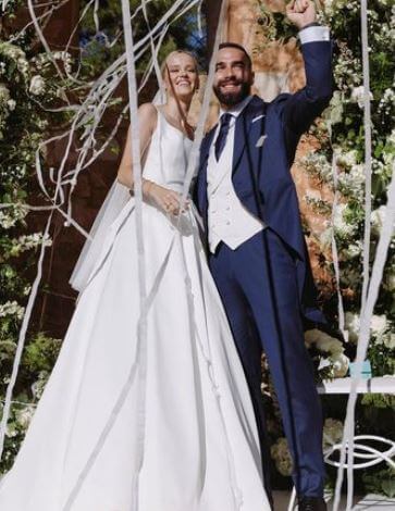 Lola Ramos son Dani Carvajal with his bride Daphne at their wedding.